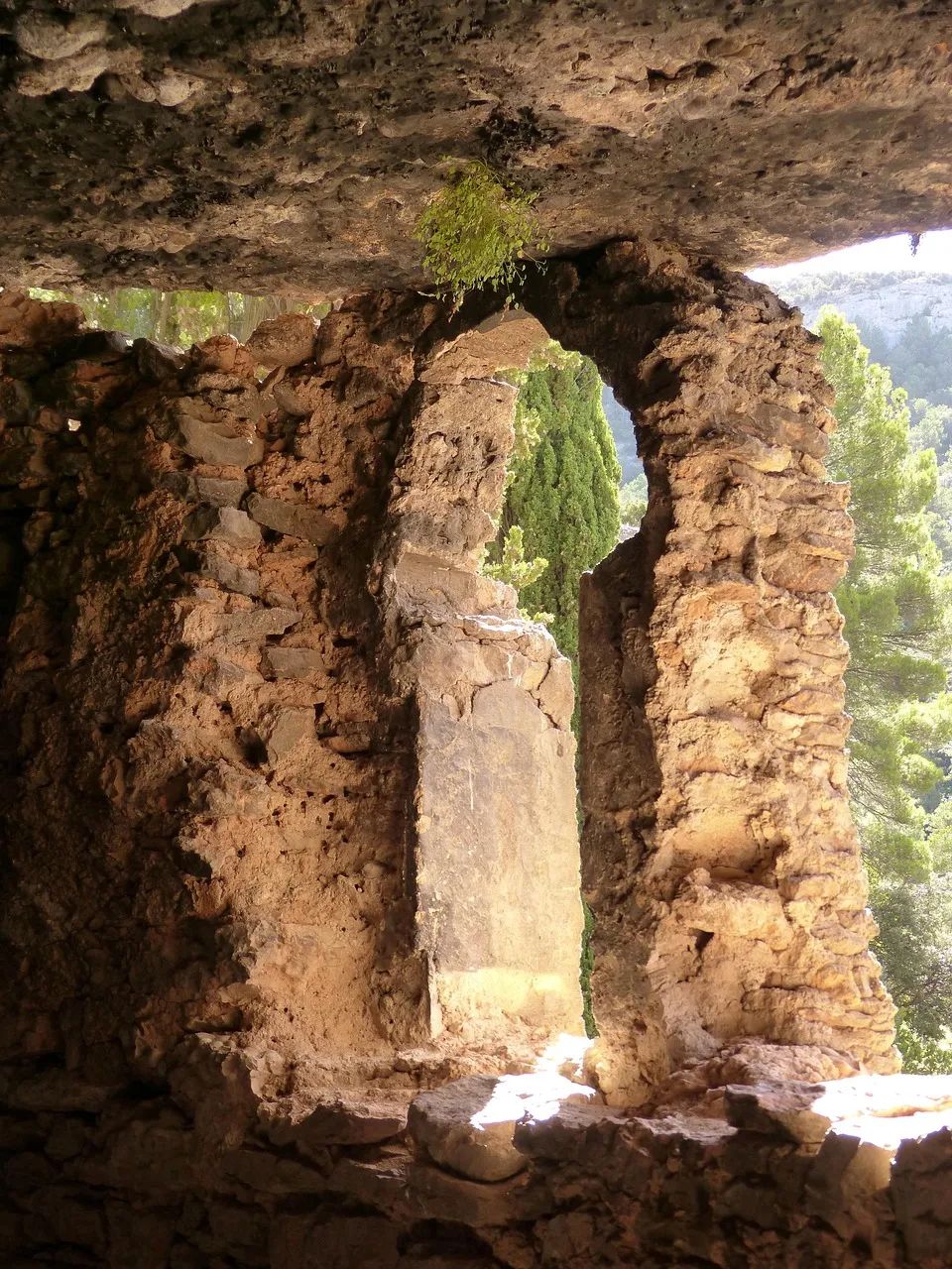 cave-3890922_1280.jpg
