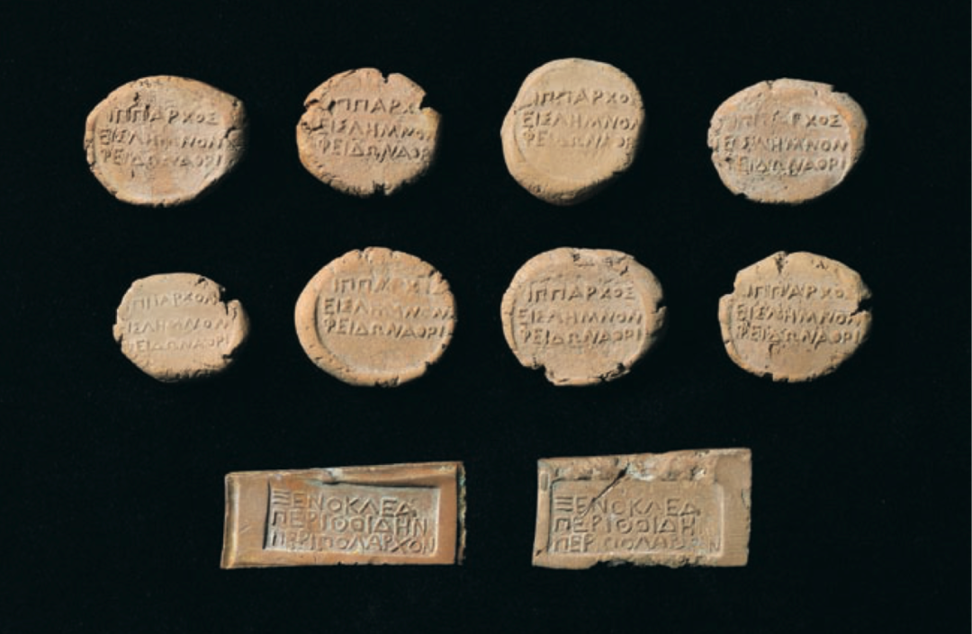 (上)希俄斯岛特里阿西亚德谟的斐伊冬所用圆形赤陶令牌,公元前四世纪,时任雅典驻利姆诺斯岛骑兵指挥官;(下)佩里托伊代德谟的克塞诺克勒斯所用长方形赤陶筹码,公元前四世纪.png