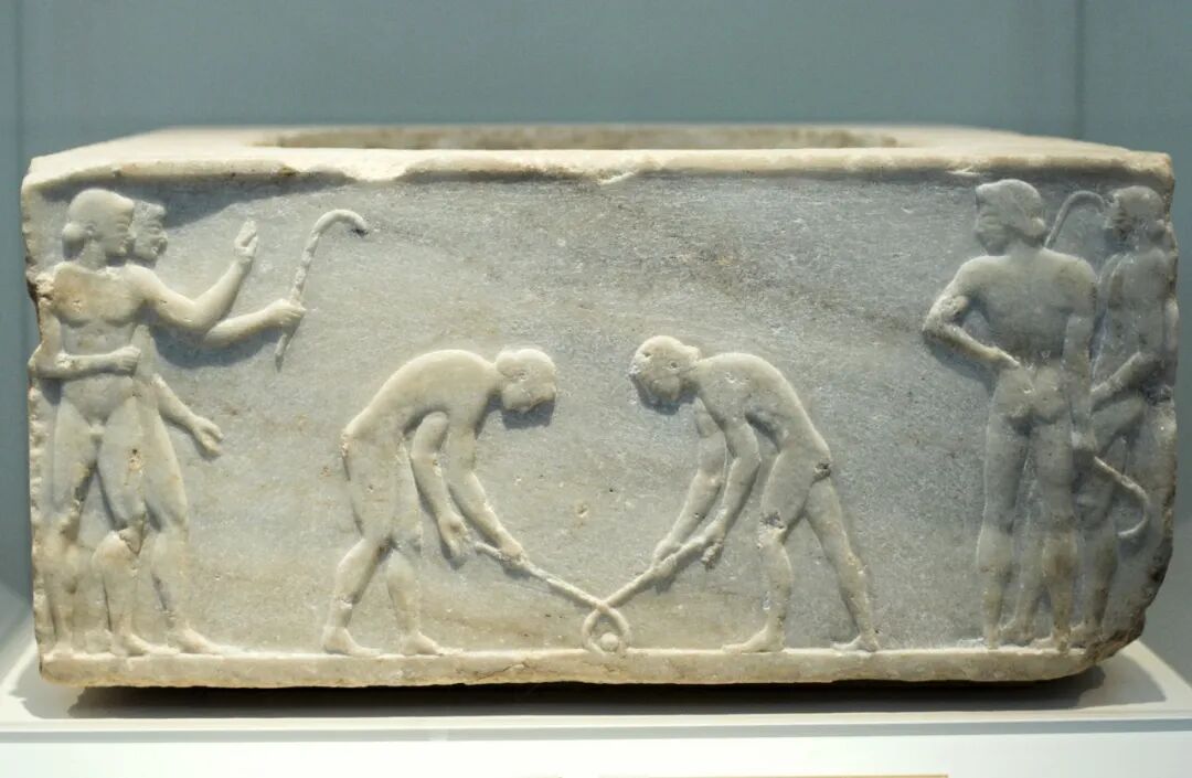 运动员进行类曲棍球游戏的浮雕,凯拉米克斯遗址出土,公元前510年,现藏于雅典国家考古博物馆.jpg